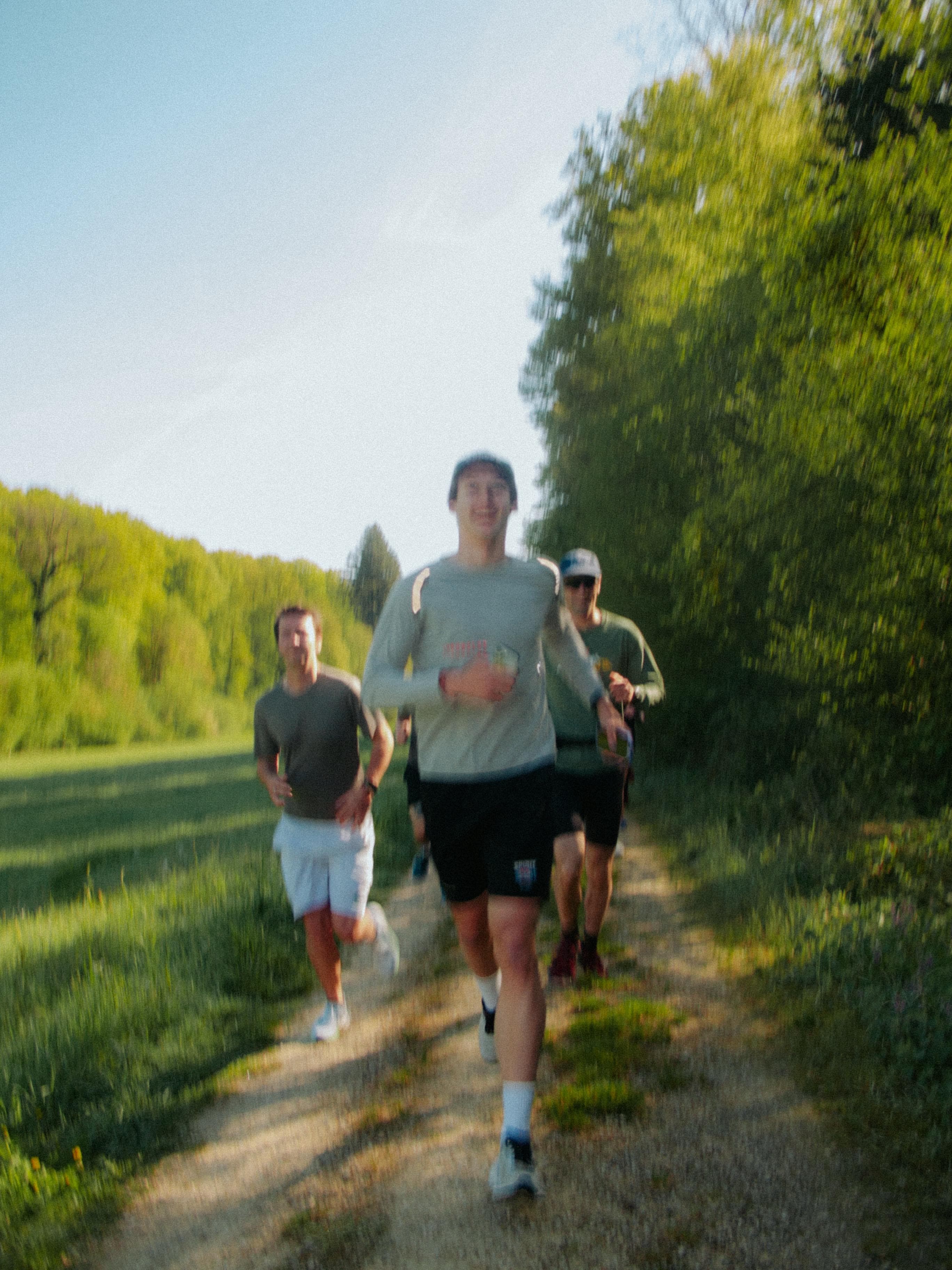 11RUNCLUB Läufer:innen auf einem Feldweg bei Solothurn